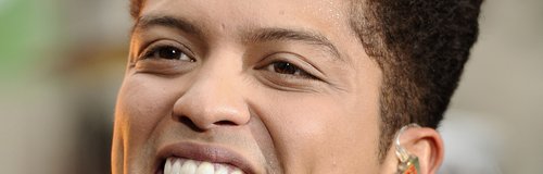 Bruno Mars sings live