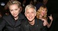 kelly clarkson photobombs kelly clarkson