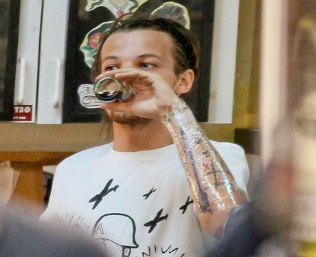 One Direction's Louis Tomlinson Gets A New Tattoo During