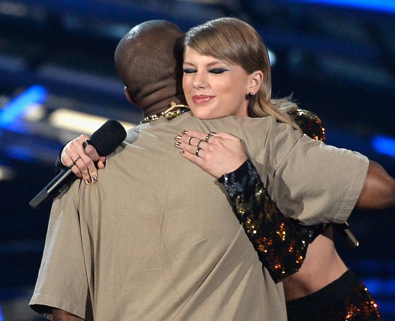 A Moment In History Taylor Swift Presents Kanye West With The Vmas Vanguard Video Capital