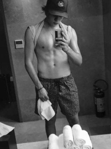 Shirtless Brooklyn Beckham shows off his intricate upper 