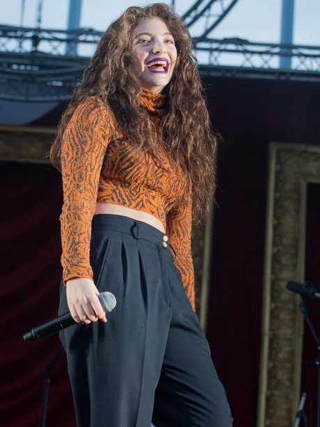 Lorde cracks out another eye-catching outfit for her show in Paris ...